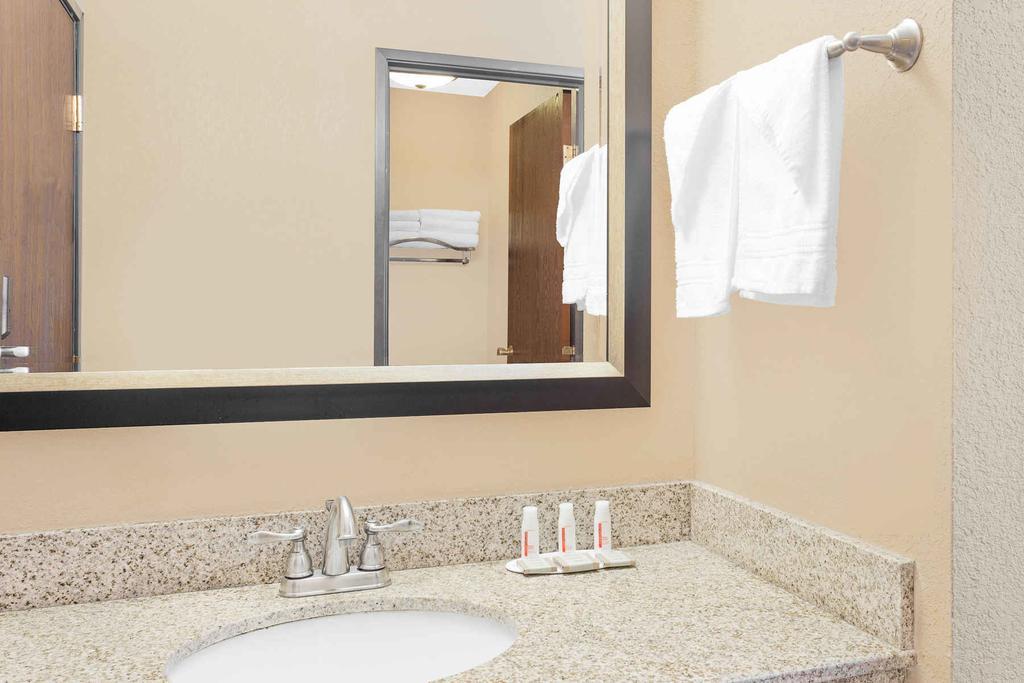 Motel Super 8 By Wyndham Sheboygan Wi Esterno foto