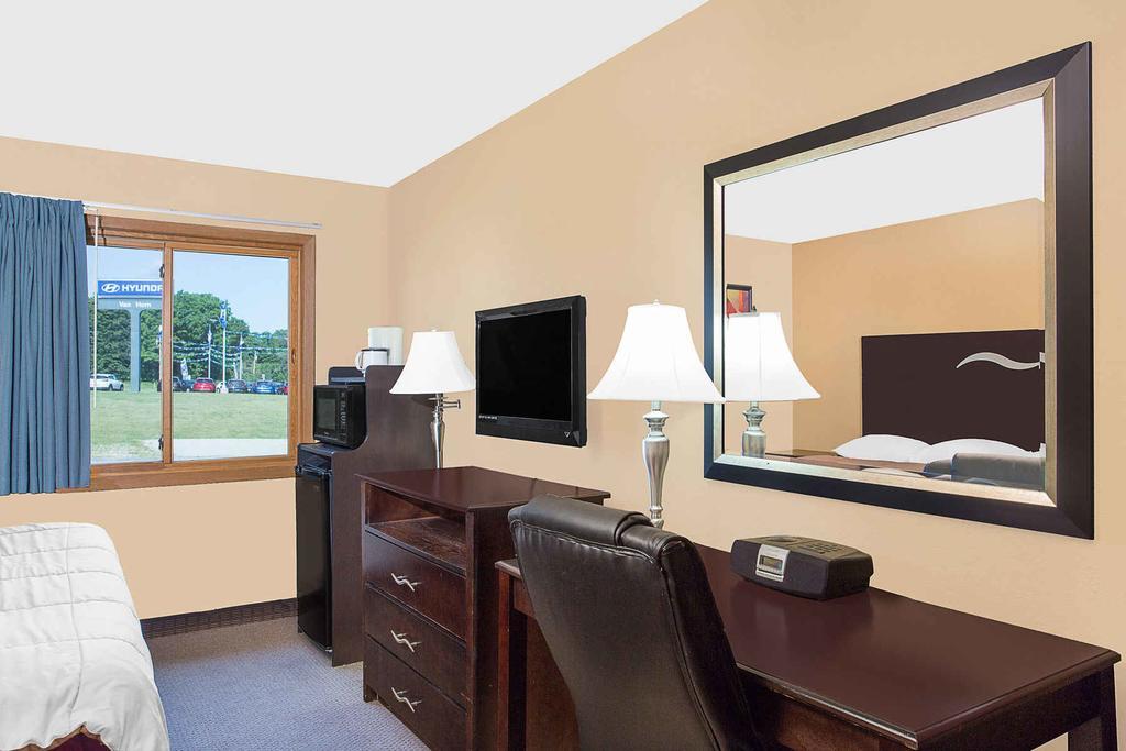 Motel Super 8 By Wyndham Sheboygan Wi Esterno foto